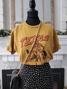 Velva Sheen Mustard Yellow 'Texas' Lobe Star Graphic Women's Tee Size Medium